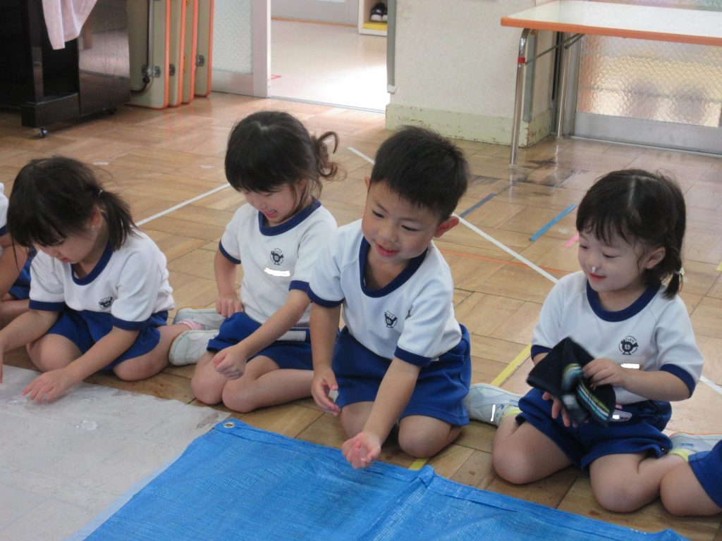 暑いね～そうだ！氷で遊ぼう！